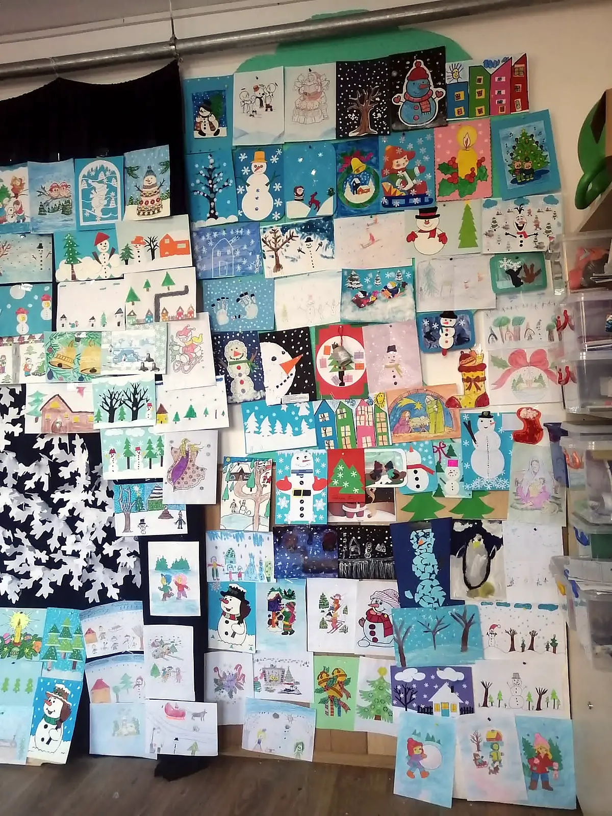 Expoziția concursului „Frumusețea iernii” ed. IV, 2023, perete cu sute de desene