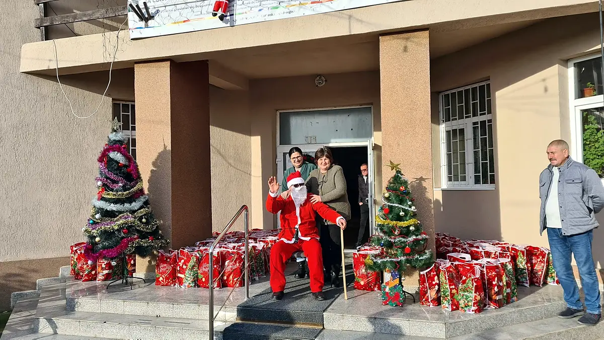 Intrarea principală a școlii cu Moș Crăciun și cadouri (Primăria Bârza, dec. 2023)