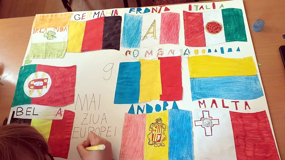 Panou „9 Mai, Ziua Europei” cu steaguri desenate