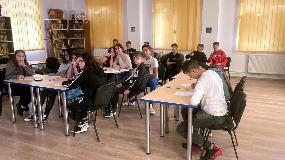 Ziua Toleranței 2023, elevi la mese în sala mare