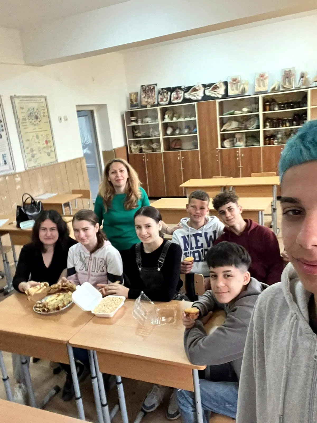 Clasa a VIII-a cu dna dirigintă, laboratorul de biologie (vitrine), aprilie 2024