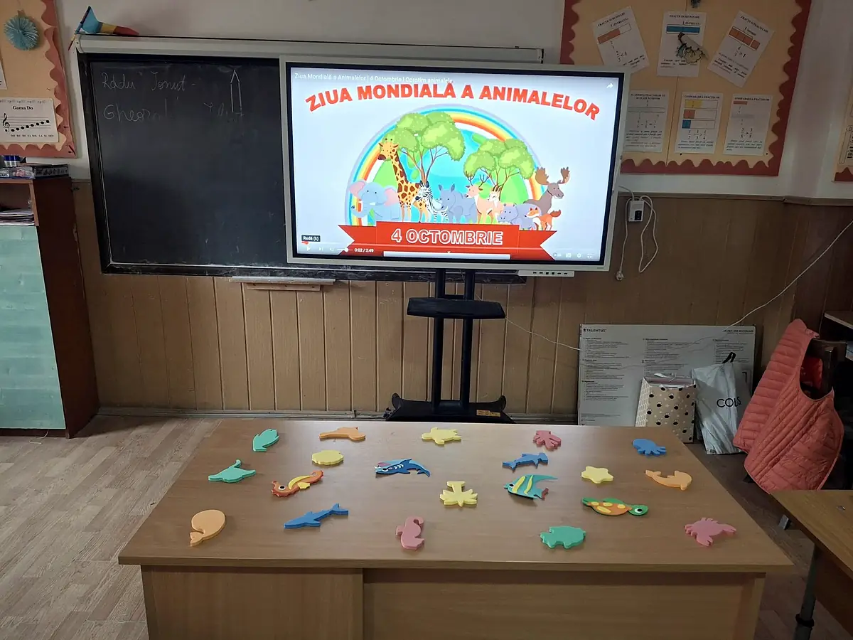 Ziua Animalelor, clasă cu ecran interactiv și figurine