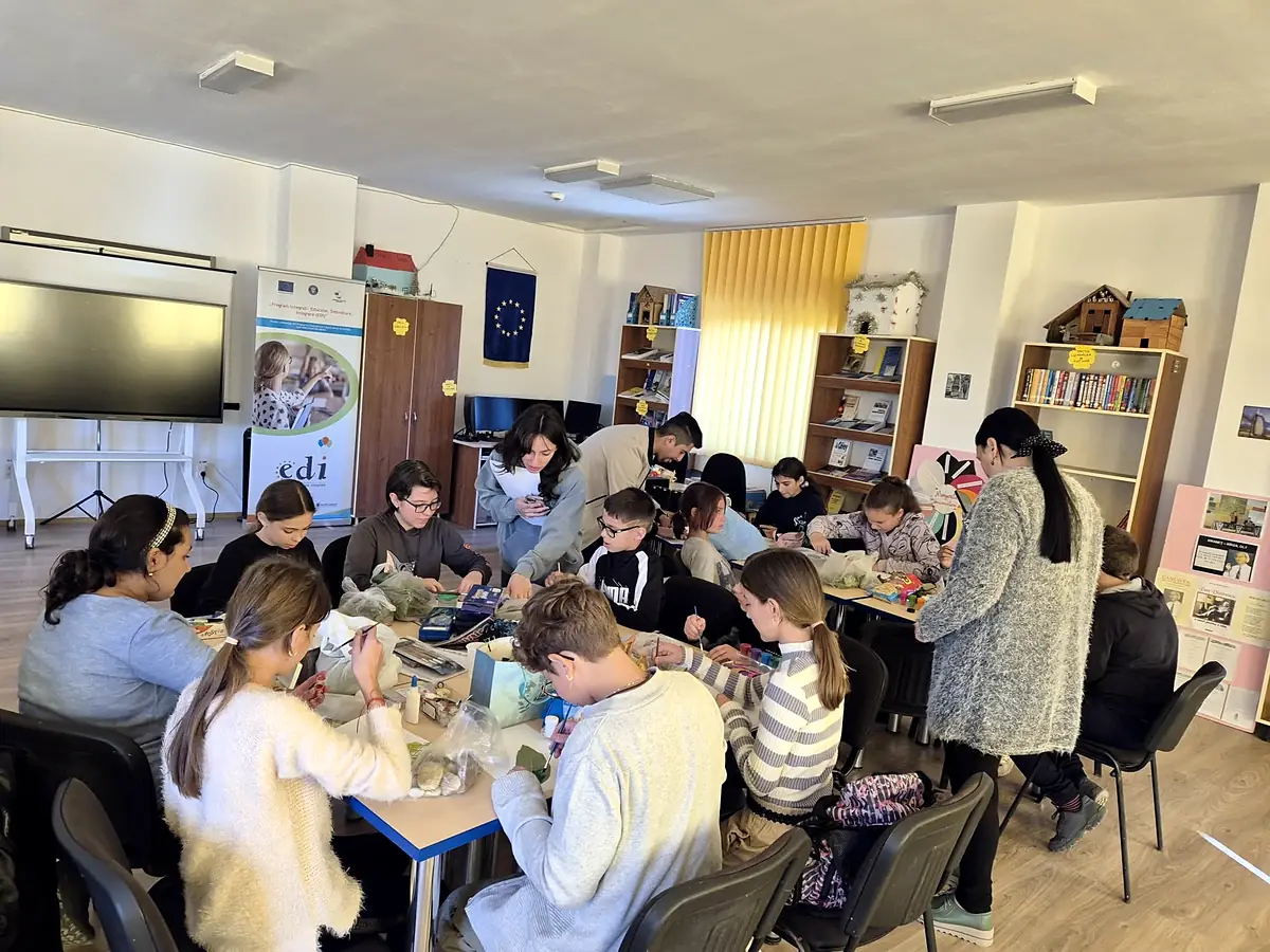 Pictură pe pietre și frunze, Săptămâna Verde 2024, sala de clasă