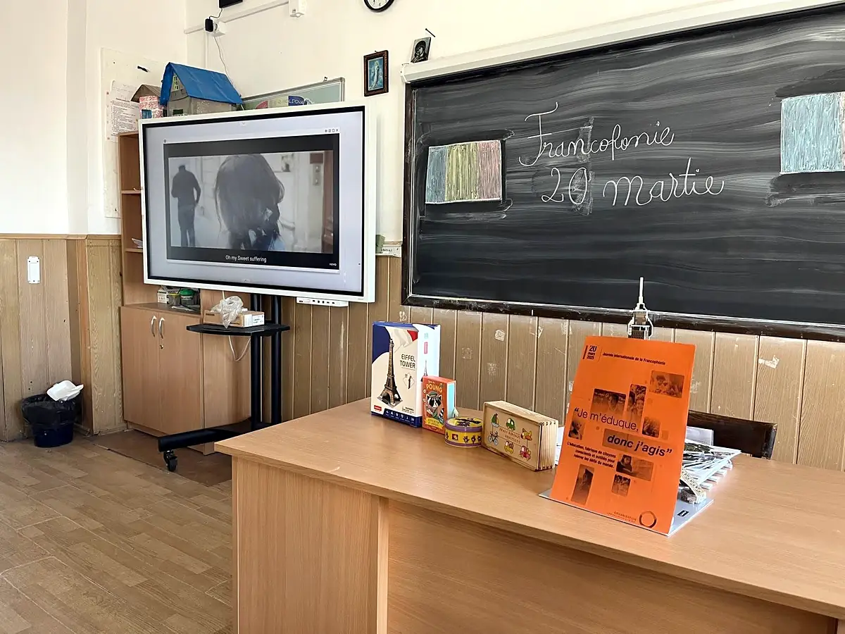 Sală de clasă: tablă clasică + ecran interactiv, decor „Francophonie 20 martie”