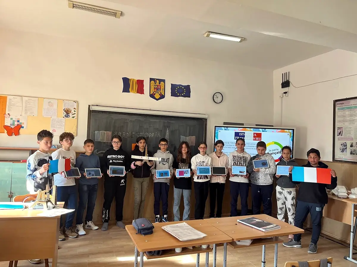 Clasă cu tablete și steaguri franceze, Ziua Francofoniei 2025