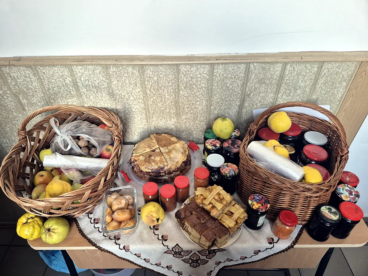 Târgul de toamnă al clasei a VI-a, coșuri cu produse de sezon, gem, plăcinte