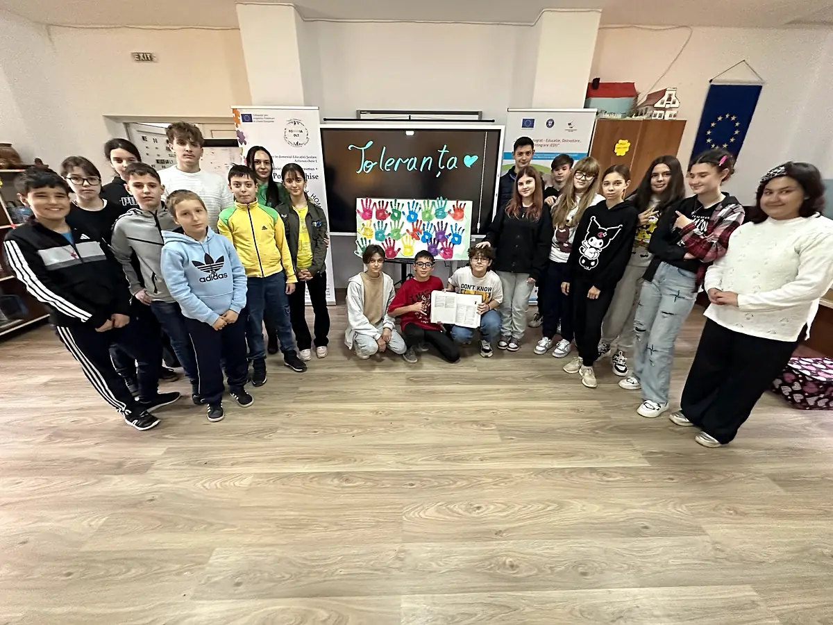 Grup de gimnaziu la Ziua Toleranței, cu roll-up-uri UE/Erasmus+ în sală