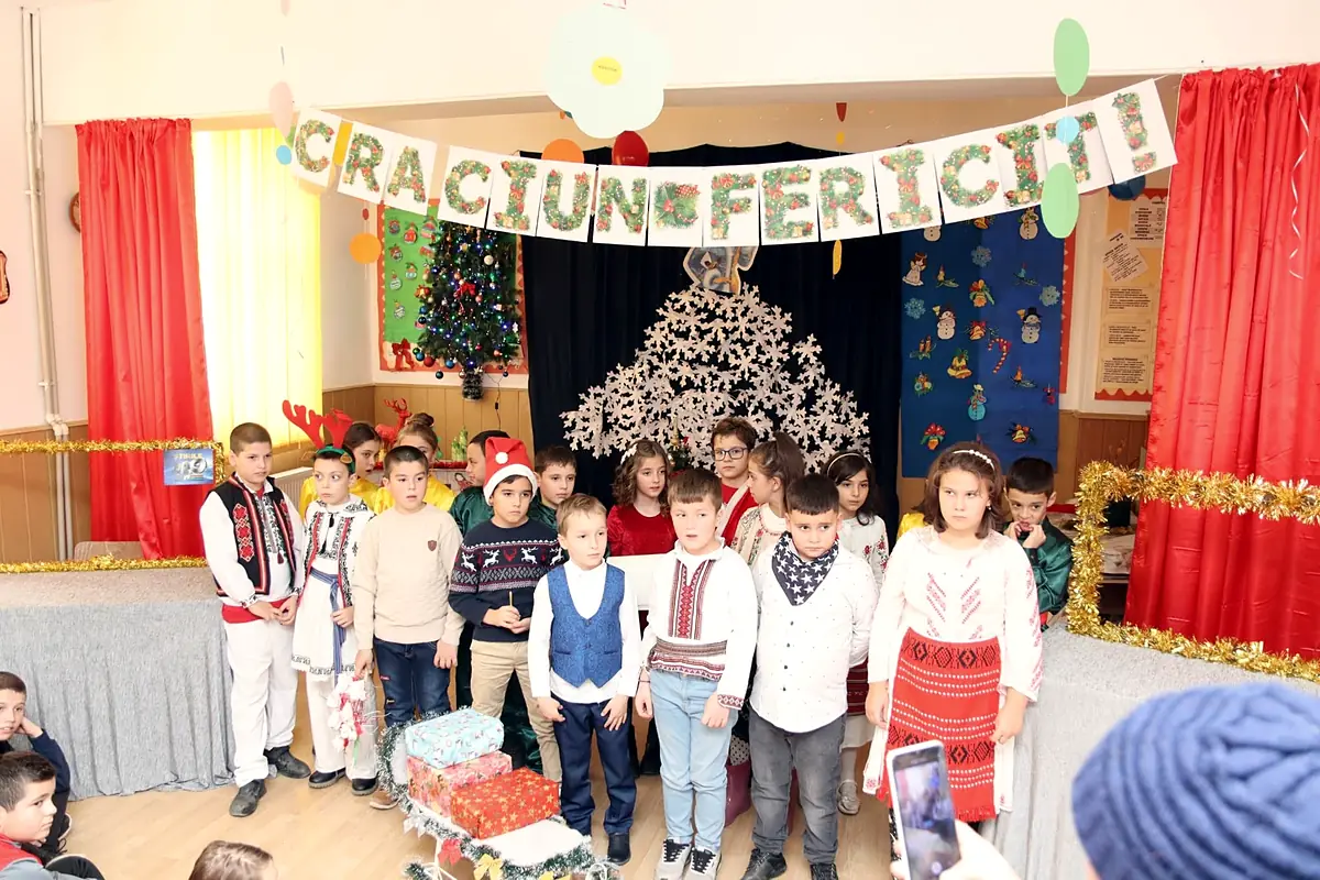 Serbare Crăciun 2022, elevi în costume populare