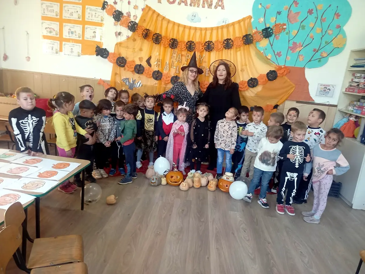 Halloween 2023, grup mare în sală