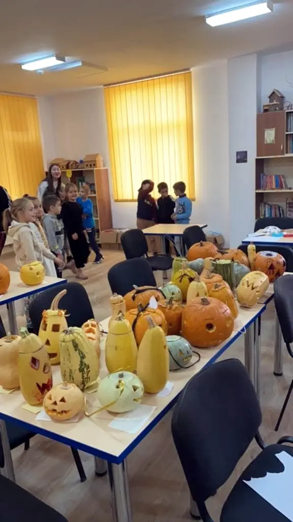 Dovleci sculptați pe masă