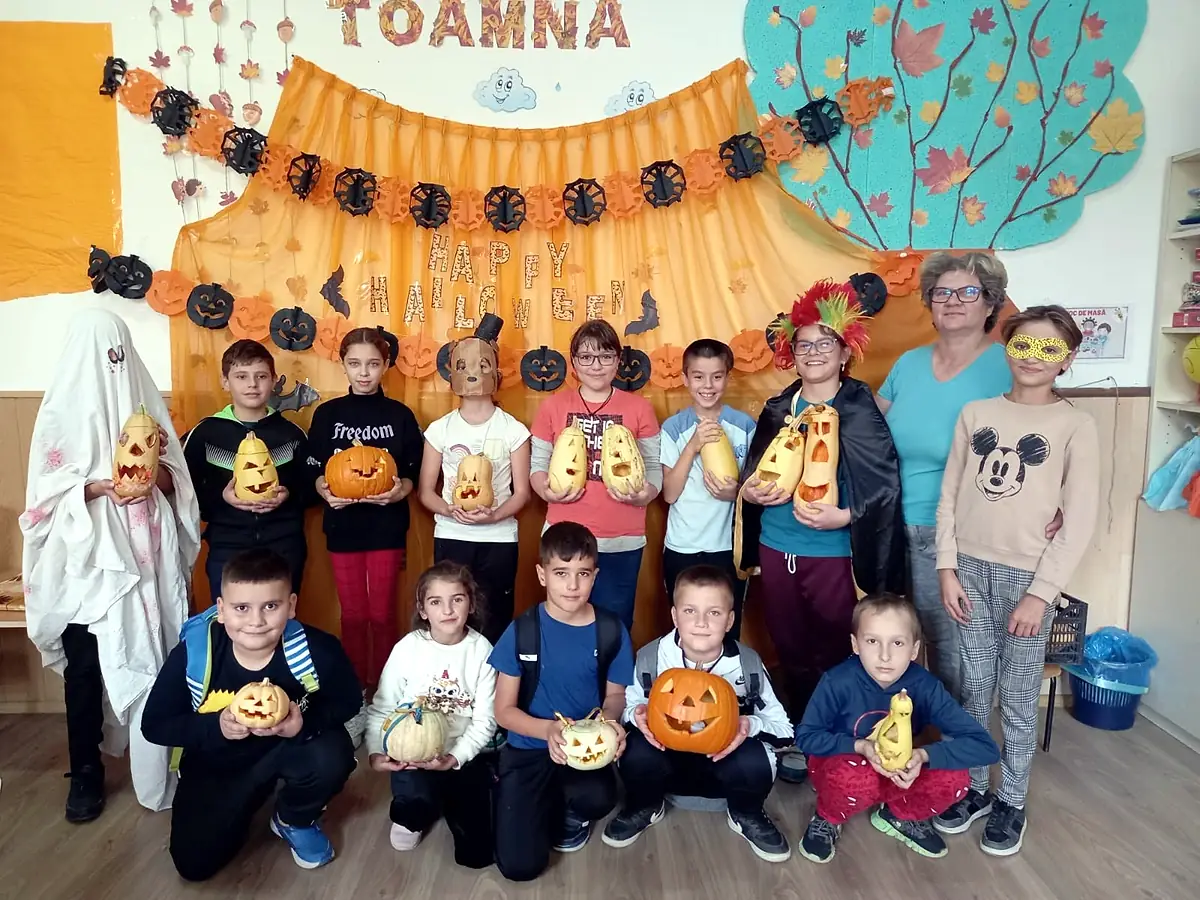 Halloween 2023, elevi cu dovleci sculptați