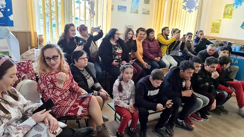 Părinți și elevi la serbarea de Crăciun 2023