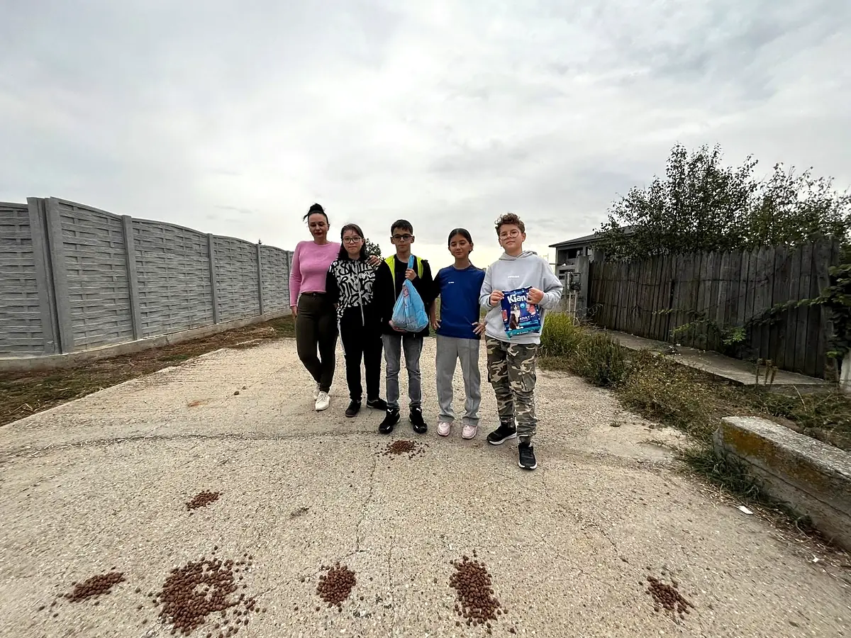 Elevii clasei a V-a care au cumpărat hrană pentru câinii fără adăpost, oct. 2024
