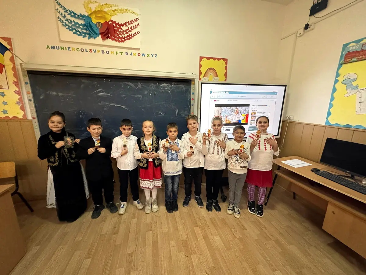Elevi în costume populare, 1 Decembrie 2024