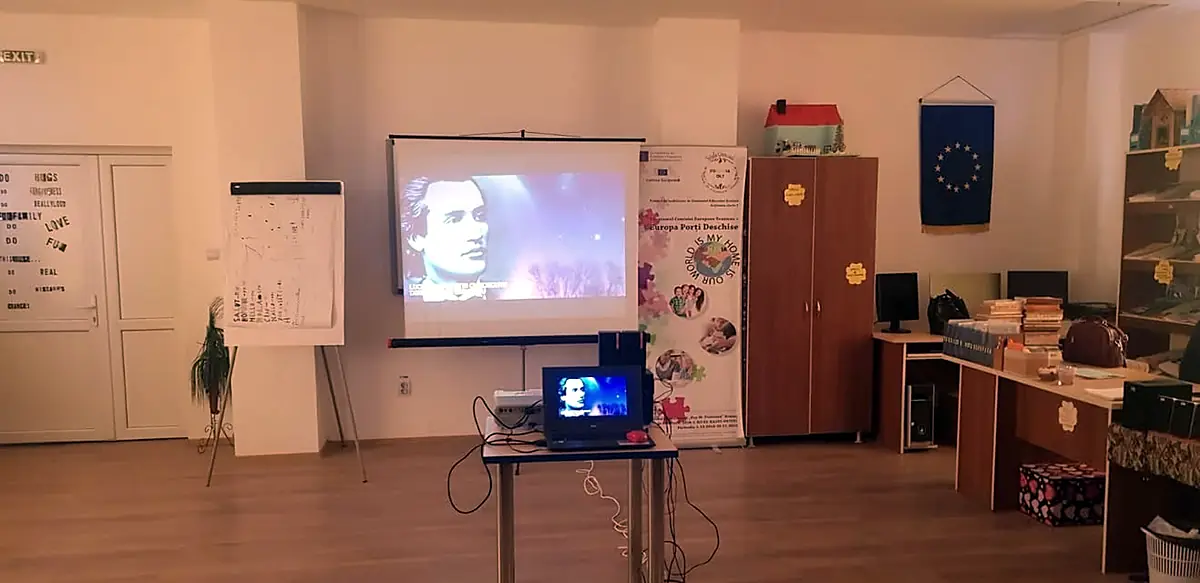 Sala CDI cu proiecție Eminescu, bannere UE