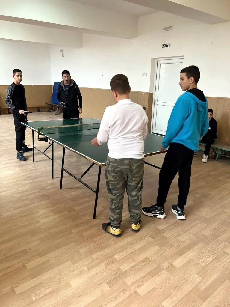 Tenis de masă în sala de sport
