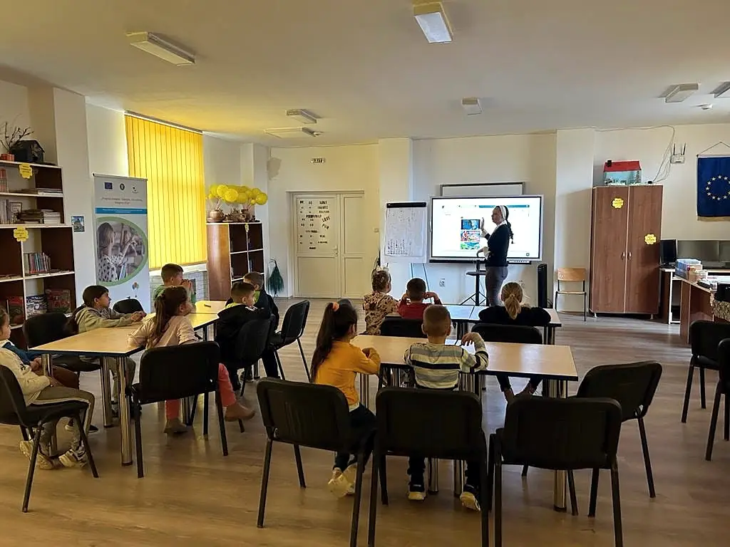 CDI/sala polivalentă, vedere largă, activitate cu preșcolarii