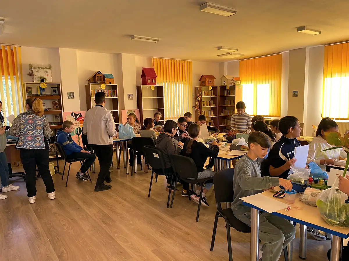 Sala de lectură/CDI în timpul unei activități (vedere largă)