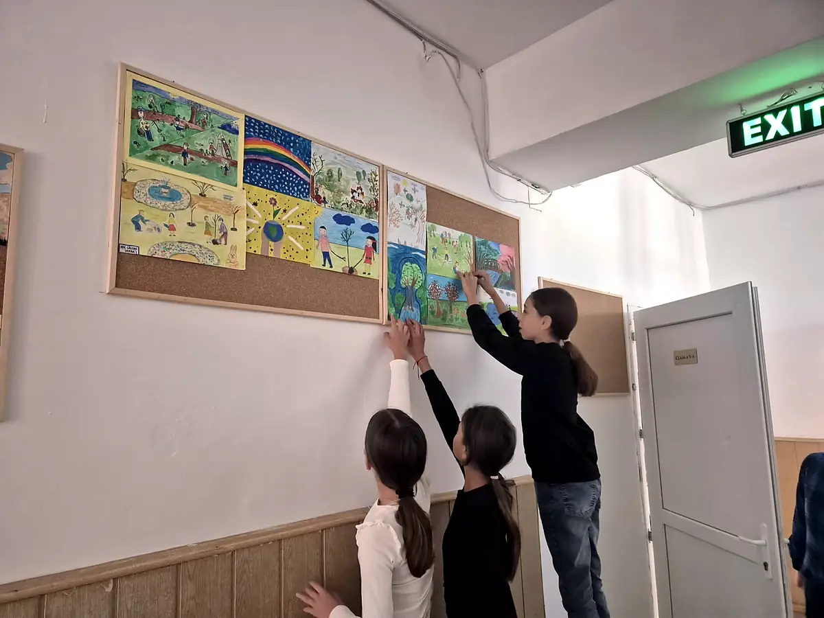 Hol cu lucrări ale elevilor, ușă EXIT, înfrumusețarea școlii, Săptămâna Verde