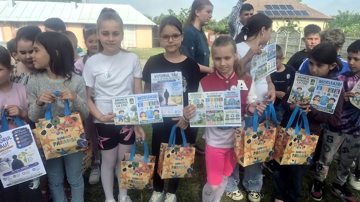 Elevi cu diplome și sacoșe eco, curtea școlii
