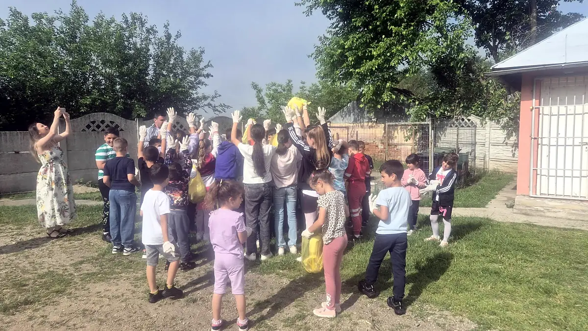 Elevi din ciclul primar în curtea școlii, activitatea eco „Micii gardieni ai curățeniei” (EcoClean Expert), iunie 2026