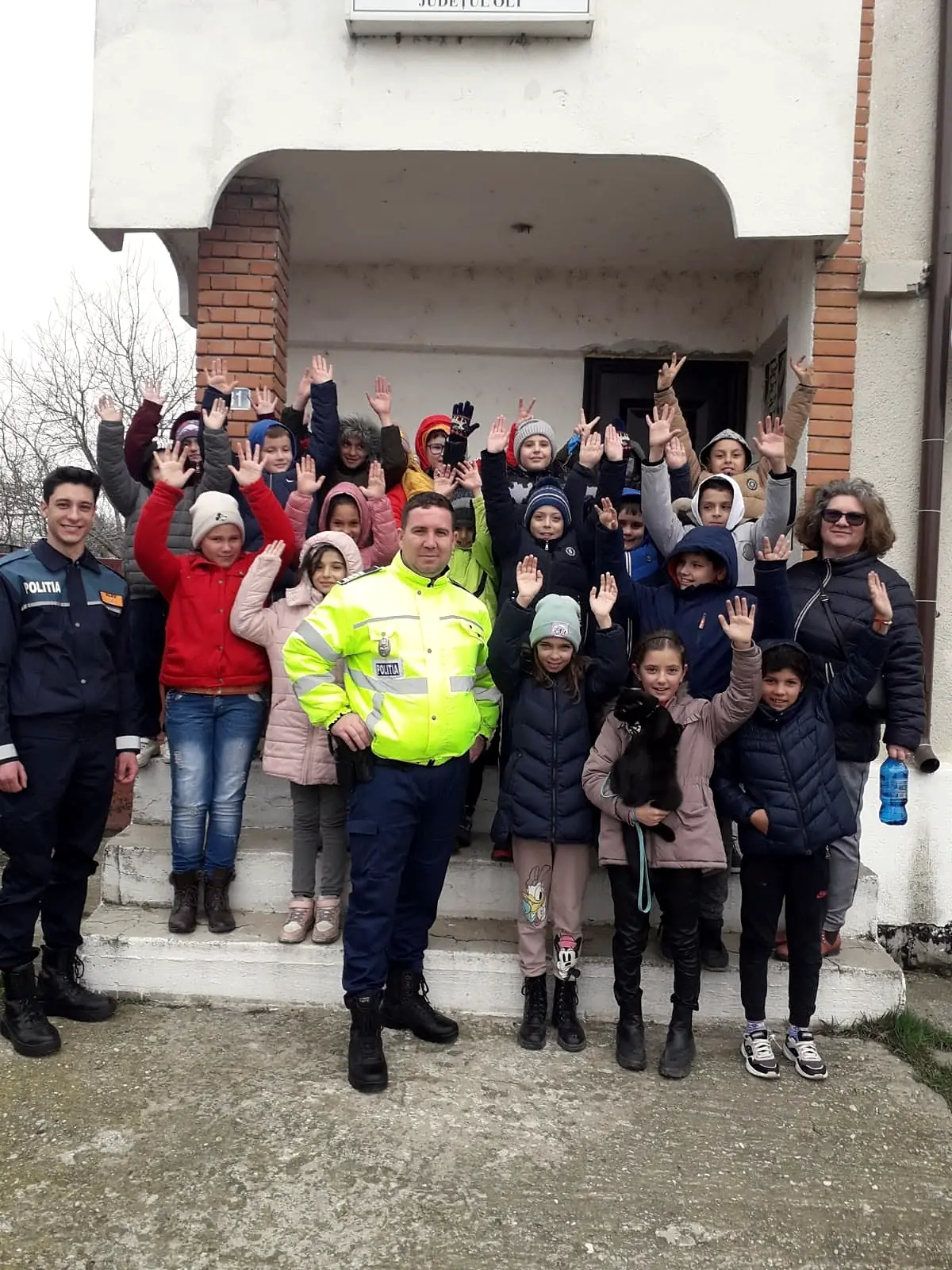Vizită la Poliție/ISU, elevi pe treptele unei instituții din sat, martie 2023