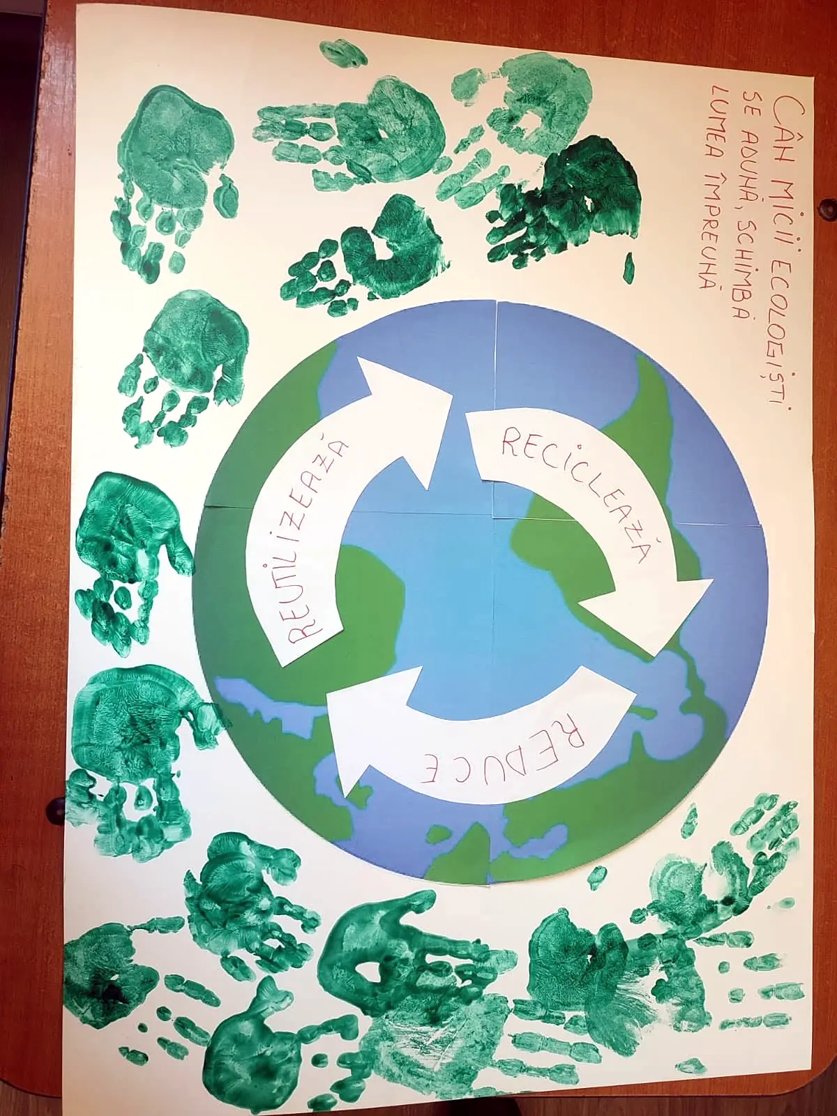 Poster reciclare cu palme verzi