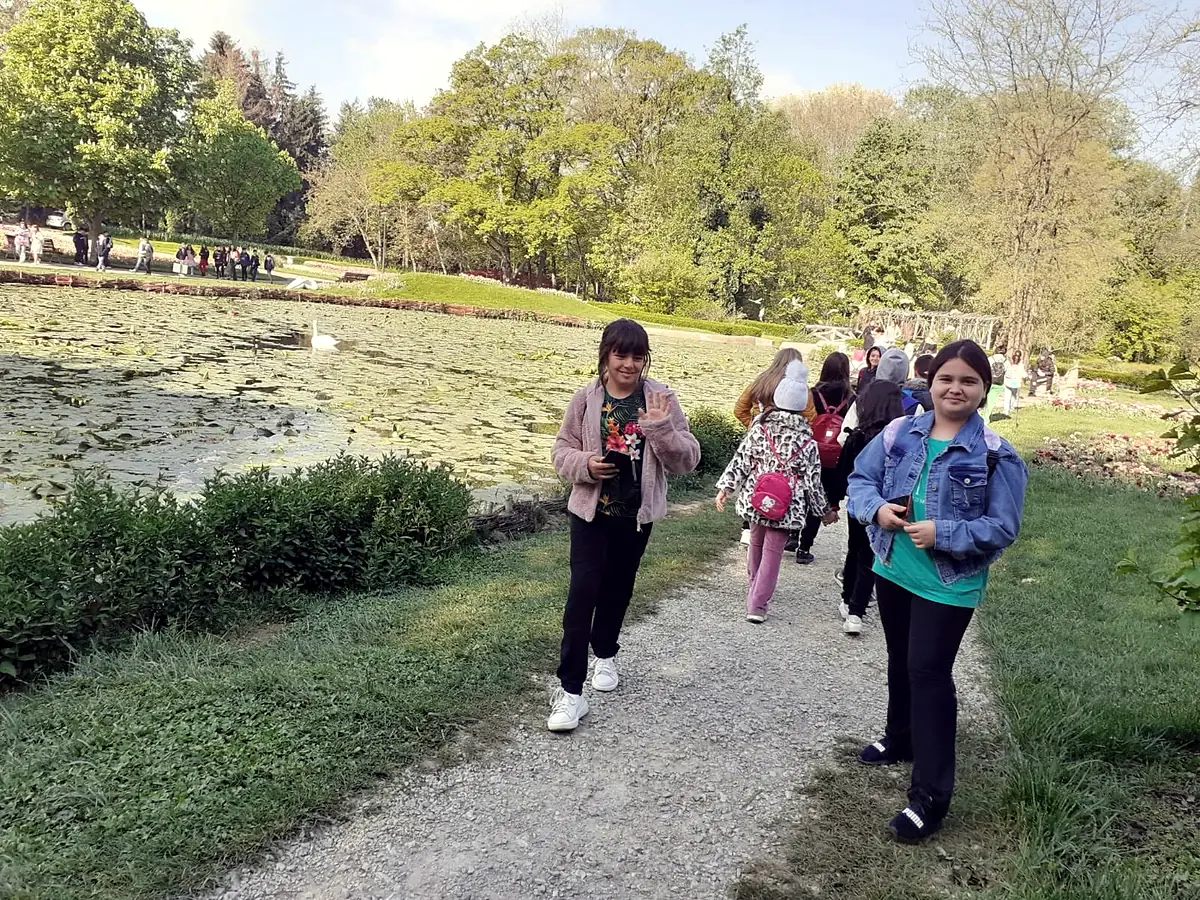 Excursie Craiova 2023, aleea cu lacul