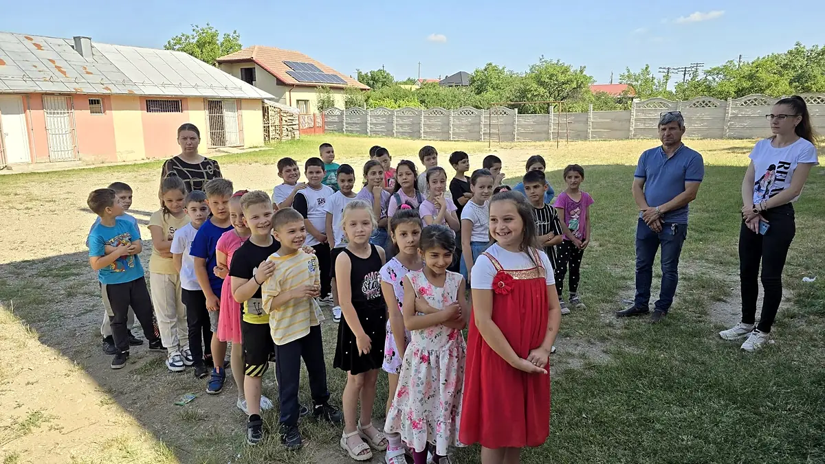 Ziua Eroilor 2024, elevi în curte