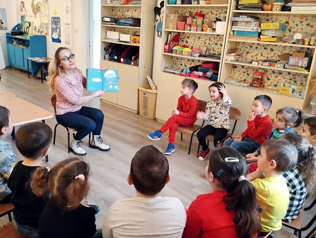 Educatoarea citind preșcolarilor, Ziua Națională a Lecturii 2024