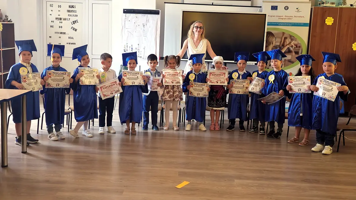 Absolvenții grădiniței 2024 cu diplome