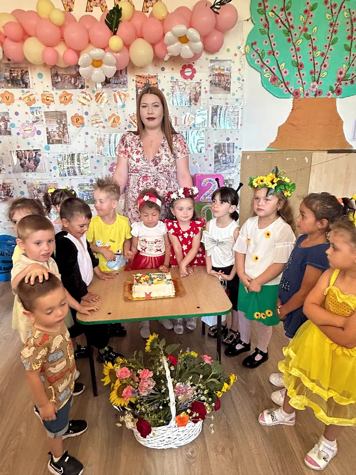 Preșcolari în costume, serbare 2024
