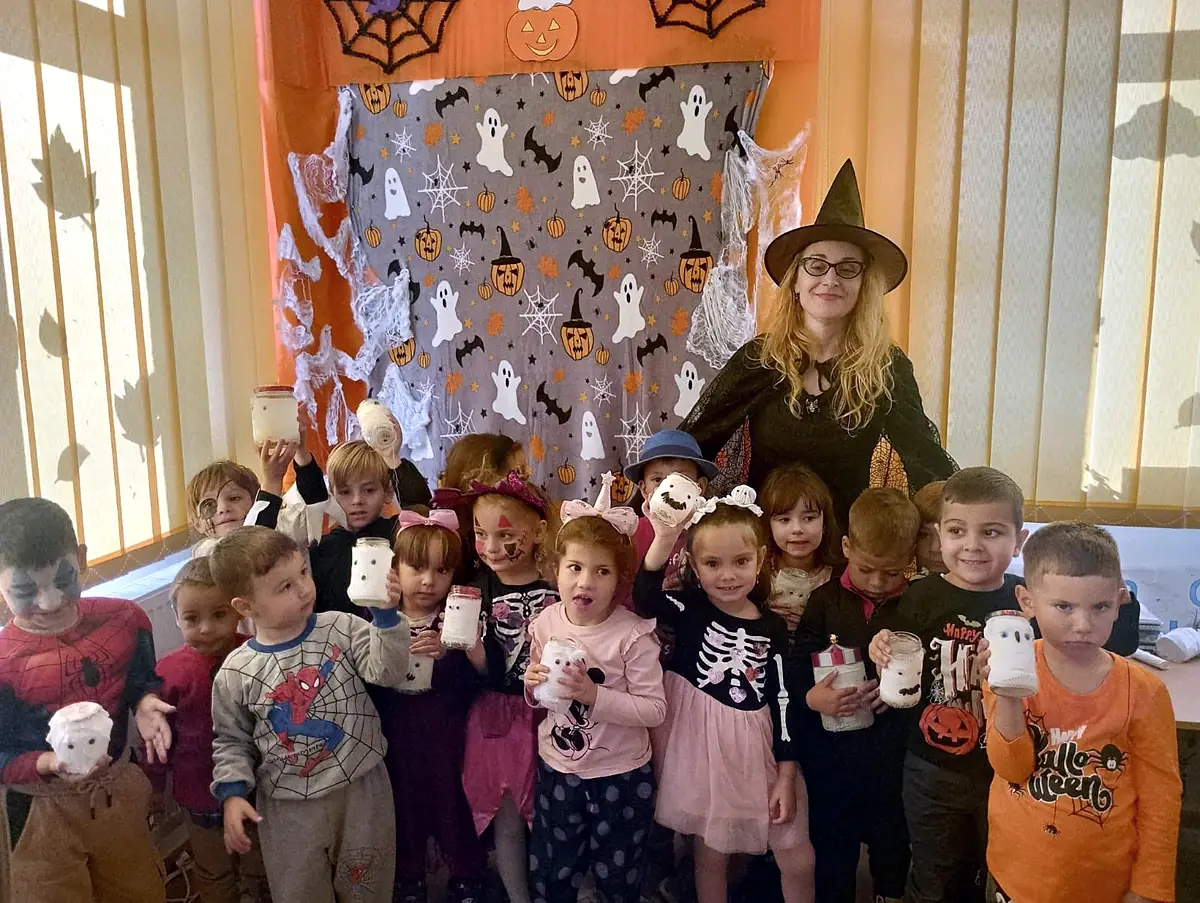 Halloween la grădiniță, educatoare costumată și preșcolari