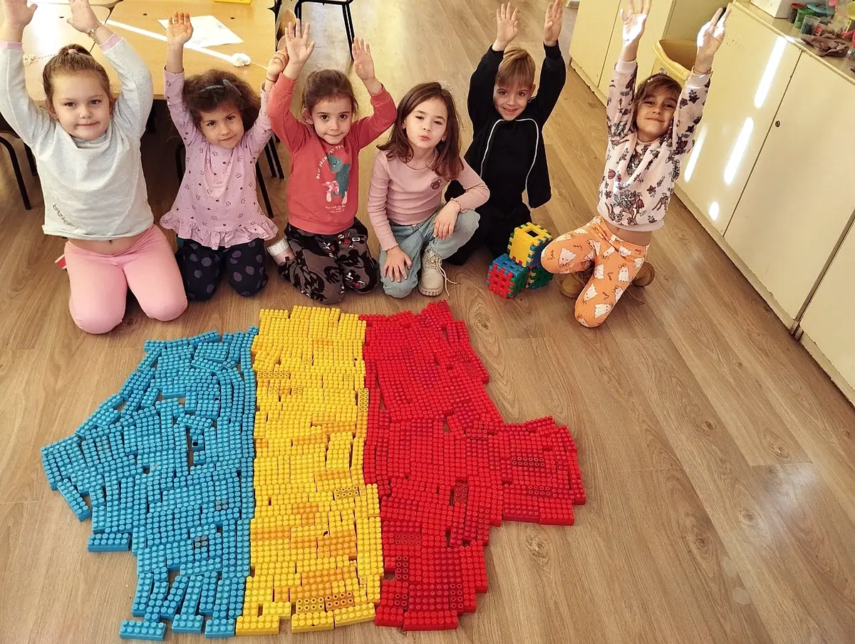 Preșcolari cu harta României din cuburi tricolore, 1 Decembrie 2024