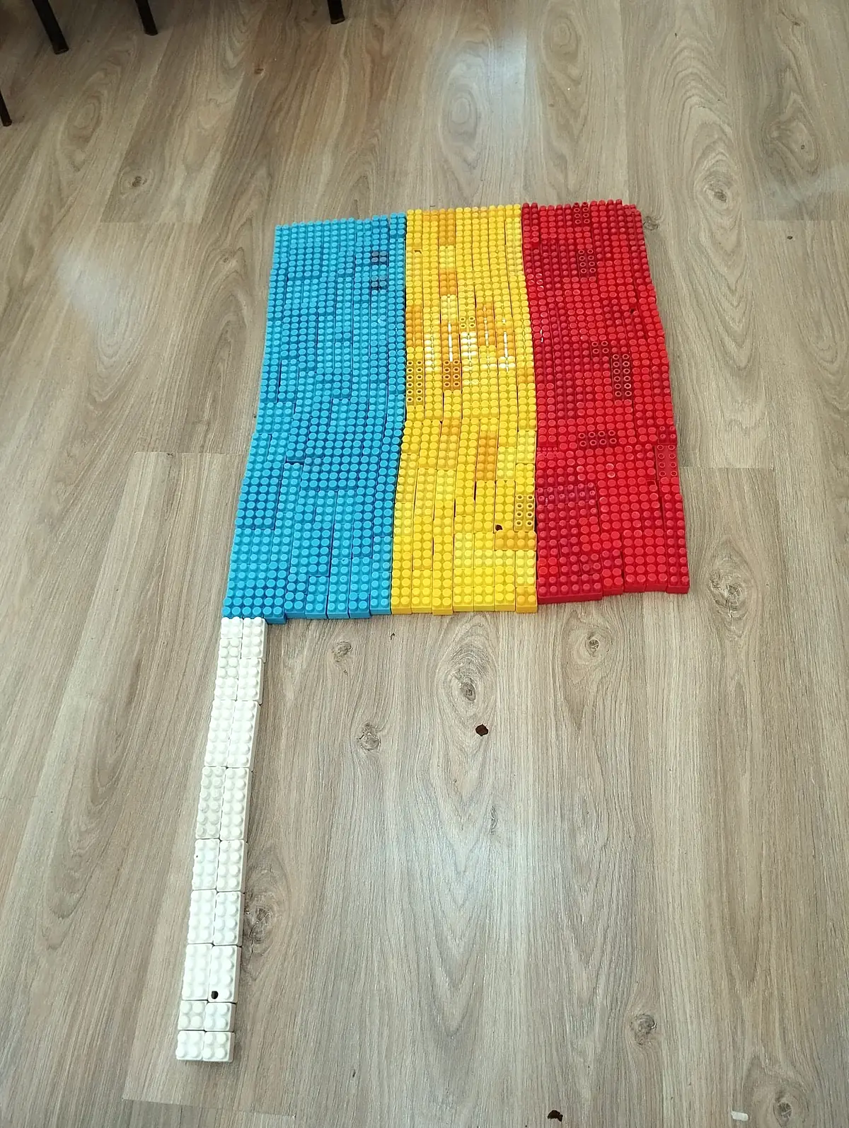 Steag tricolor din cuburi de construcție