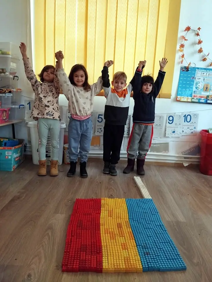 Preșcolari cu steagul din cuburi, sala de grupă