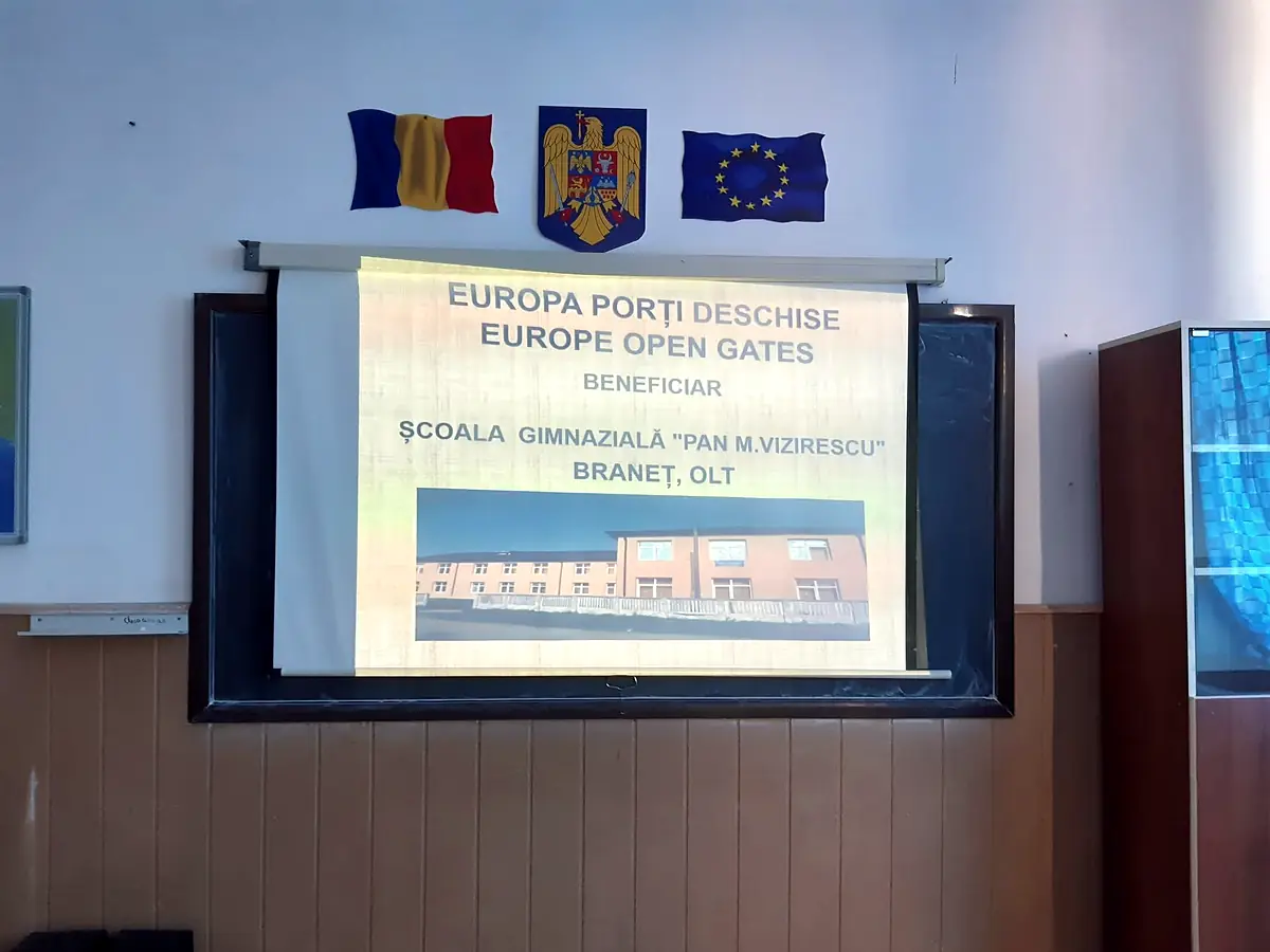 Proiecție „Europa Porți Deschise / Europe Open Gates, beneficiar Școala Gimnazială Pan M. Vizirescu”, cu fotografia școlii