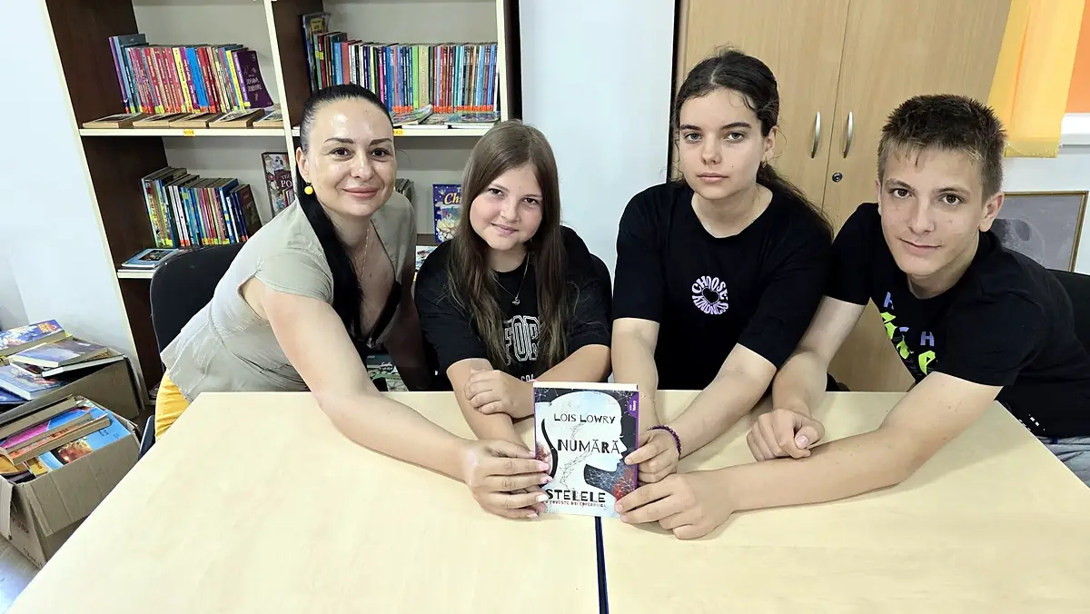 Echipă CDIdei în cărți 2024 cu cartea, bibliotecă