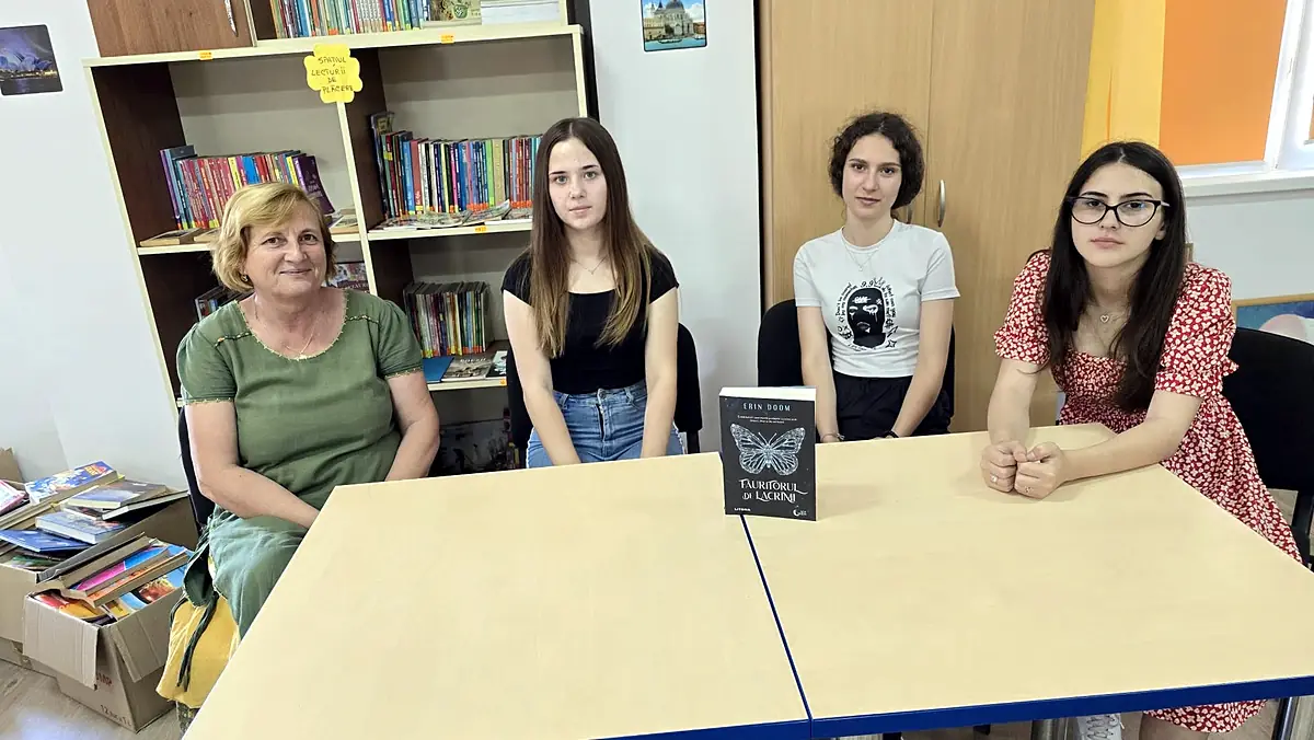 Echipă CDIdei în cărți 2024 cu profesoara, biblioteca școlii