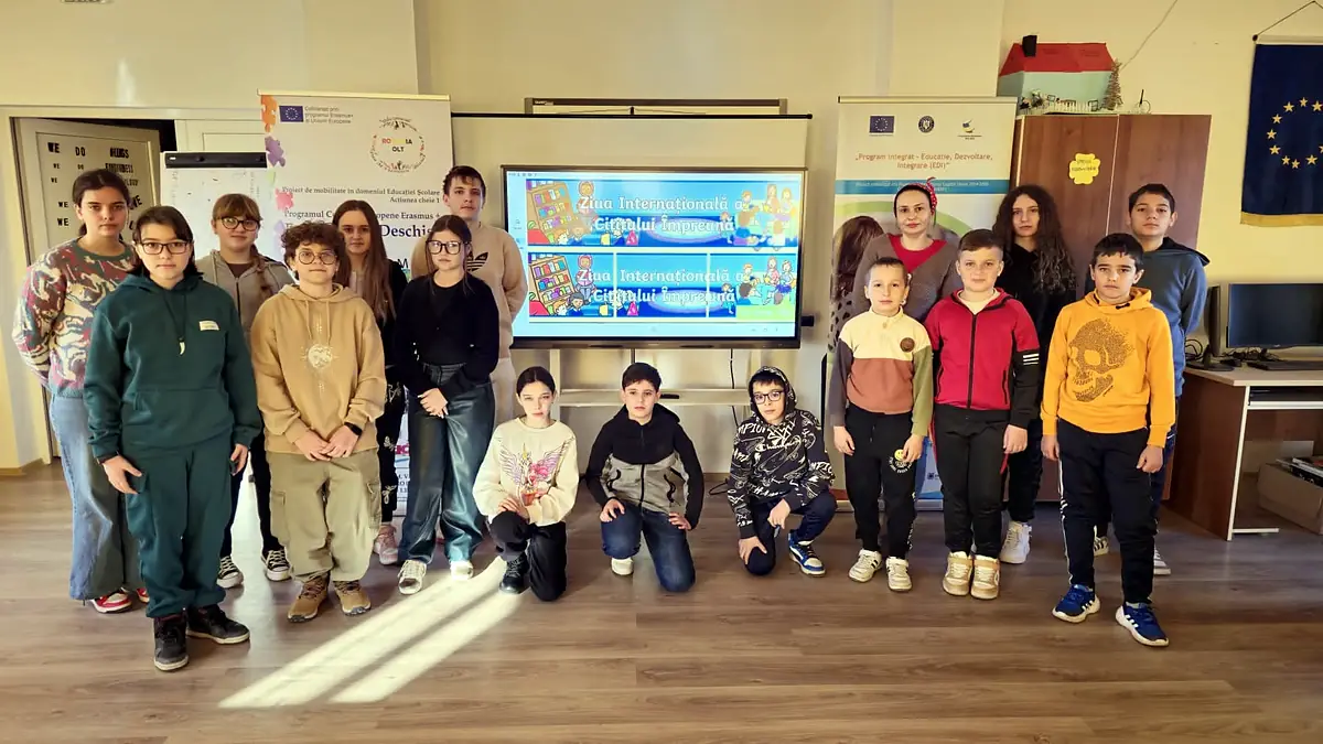 Grup de elevi în CDI, cu ecran și bannere UE