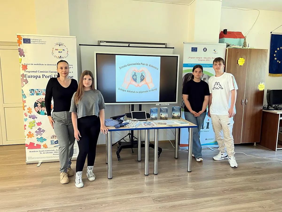 Profesoare și elevi lângă roll-up-urile Erasmus+, ecran interactiv